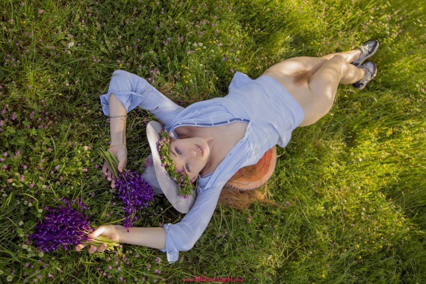 Milena Angel naakt in het hoge gras 000005