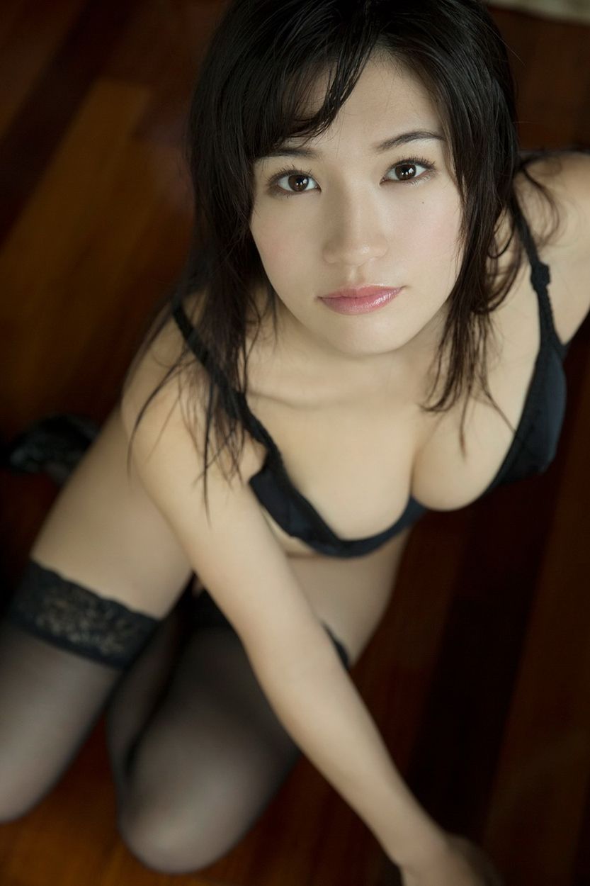 Shoko Takasaki in sexy zwart korset 14