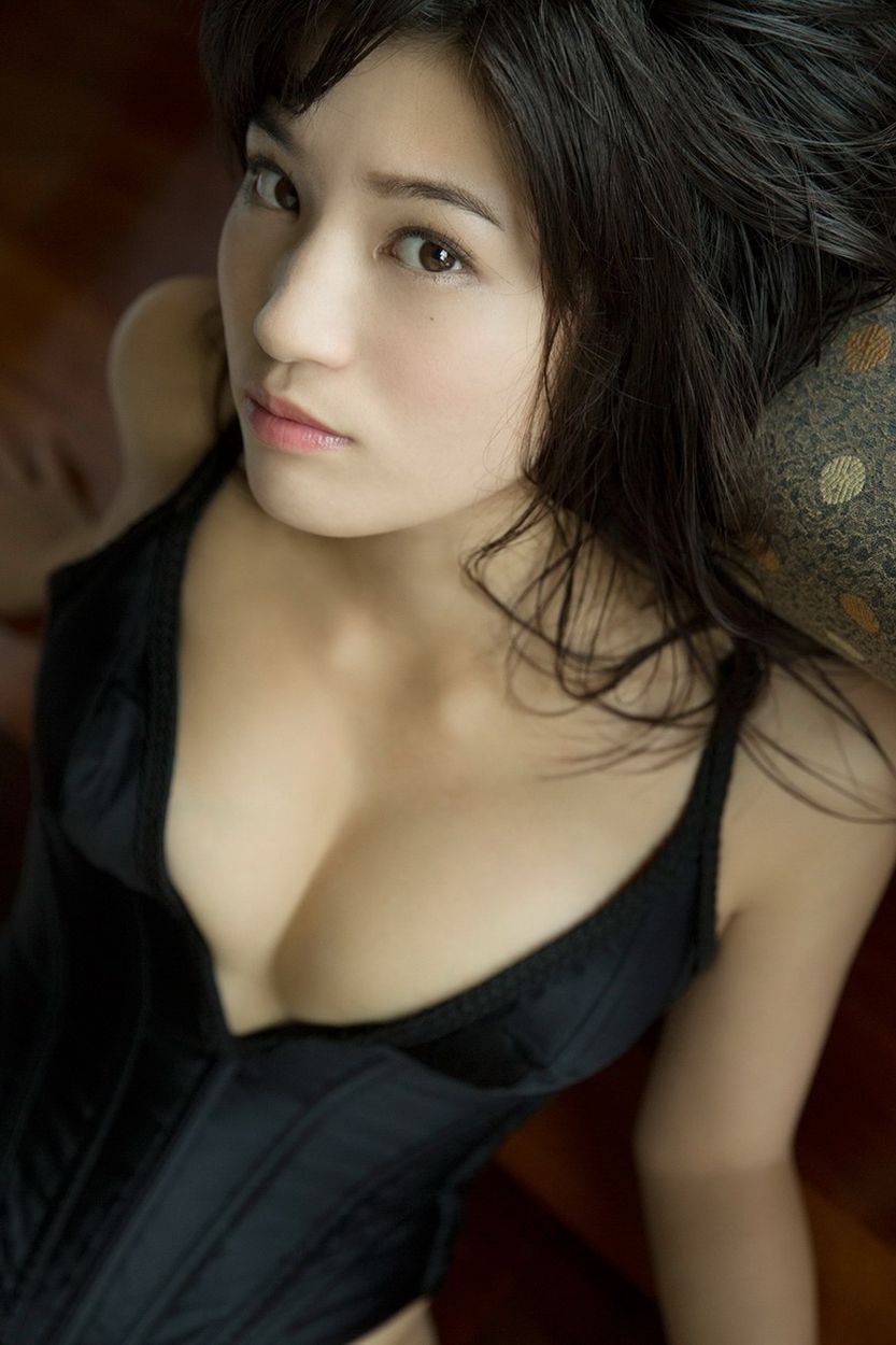Shoko Takasaki in sexy zwart korset 15
