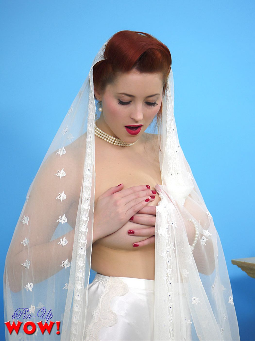 Lucy V knappe topless bruid met grote tieten 13