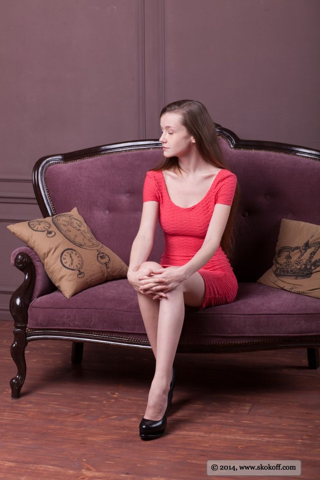 Emily Bloom, stijlvol en elegant, trekt haar strakke rode jurkje uit