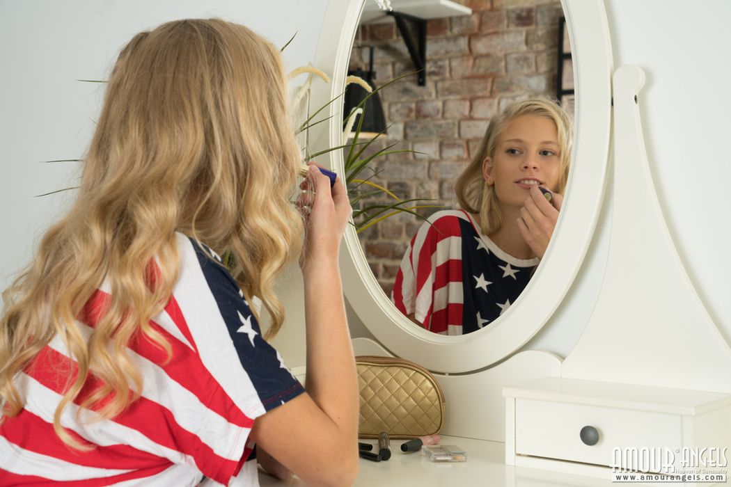 Amy, blonde tiener gaat naakt voor de spiegel