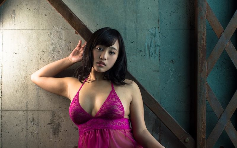 Emi Asano, knappe Aziatische vrouw met mooie borsten in sexy lingerie