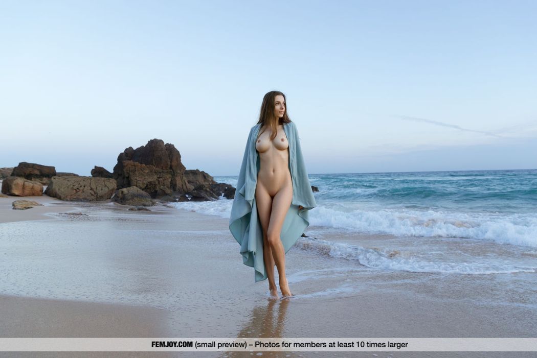 Mariposa wandelt naakt over het strand 005