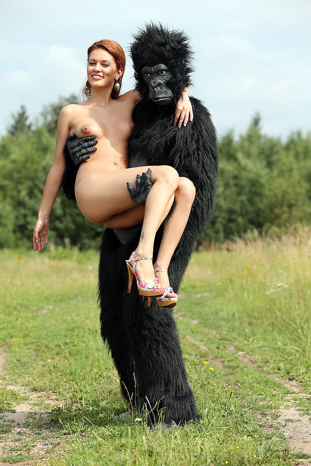 Naakte vrouw en een man in een gorillapak 02