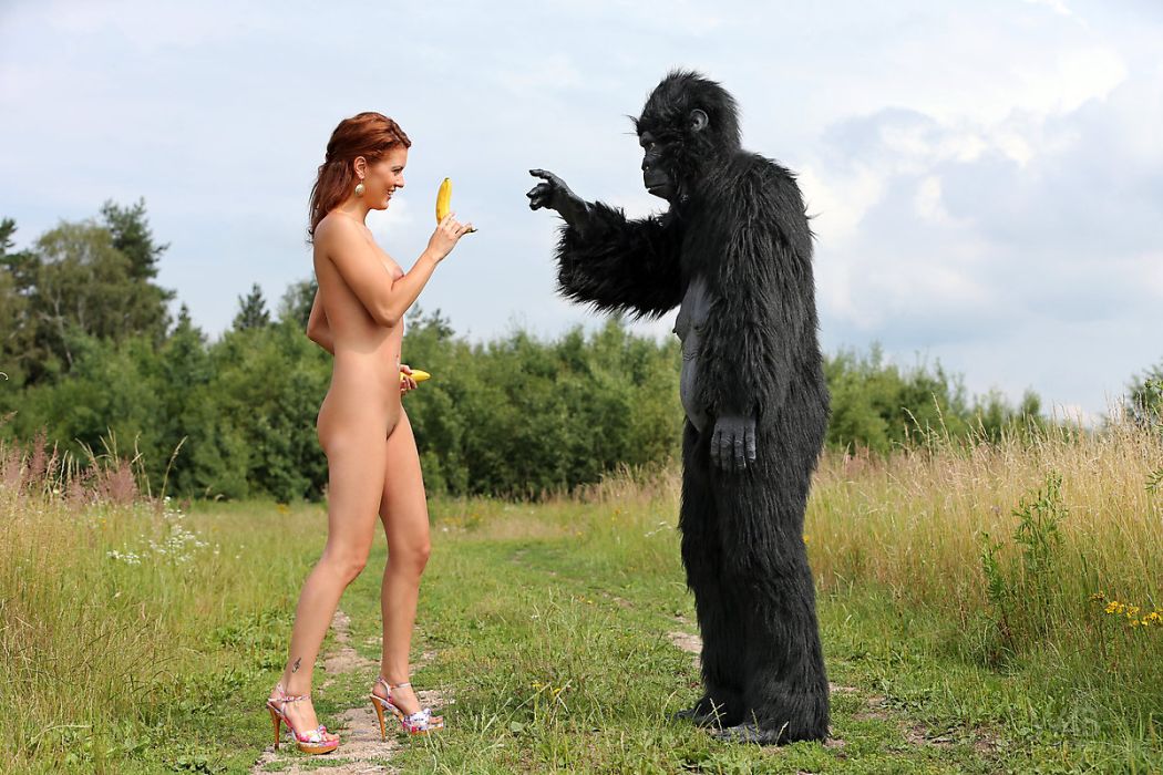 Naakte vrouw en een man in een gorillapak 04