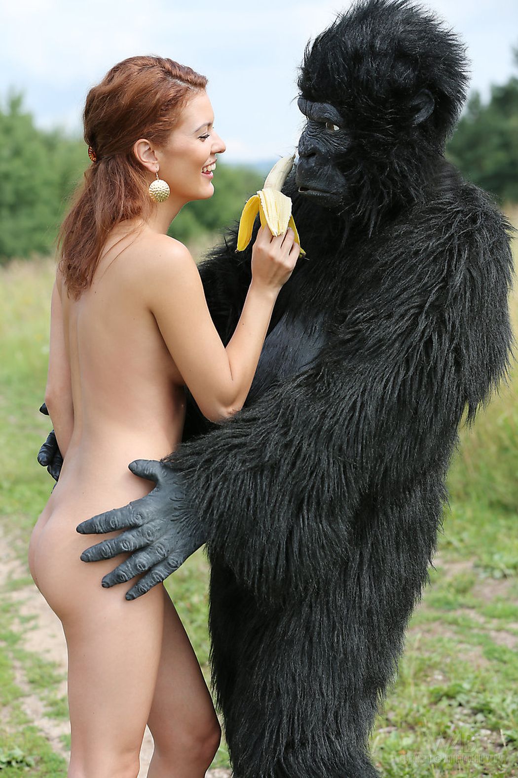 Naakte vrouw en een man in een gorillapak 12