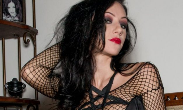 Dawn Avril, Goth vrouw met grote tieten, in sexy zwarte lingerie