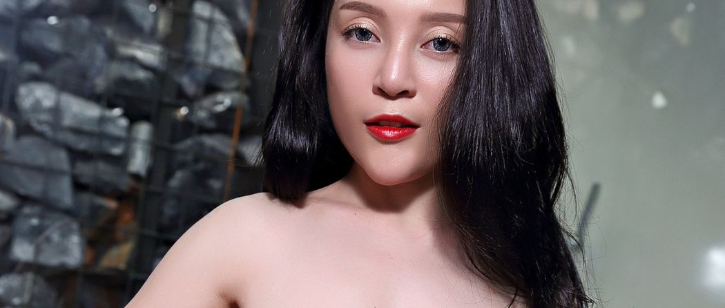 Katrina Moreno, lekkere geile Latina doet een sexy striptease