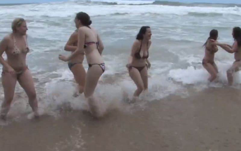 Amateur vriendinnen houden een lesbische orgie op het strand