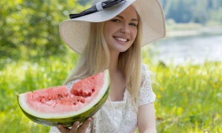 Blonde tiener eet graag buiten een watermeloen op, als ze naakt is