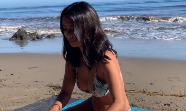 Vluggertje op het strand met zijn knappe Aziatische vriendin
