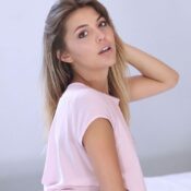 Lindsey T, bloot op bed
